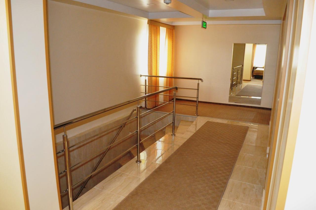 Hotel Andrei Cîmpia Turzii Exteriör bild
