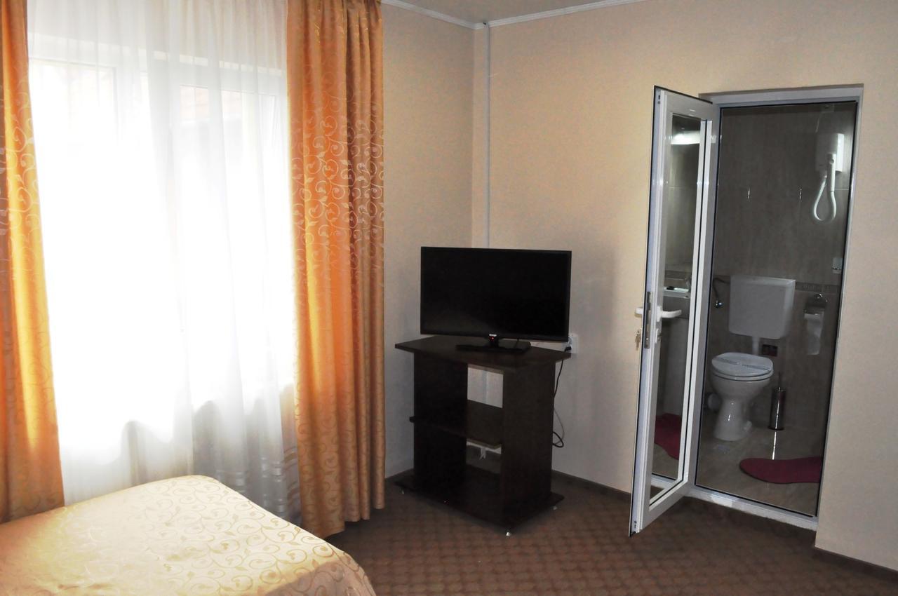 Hotel Andrei Cîmpia Turzii Exteriör bild