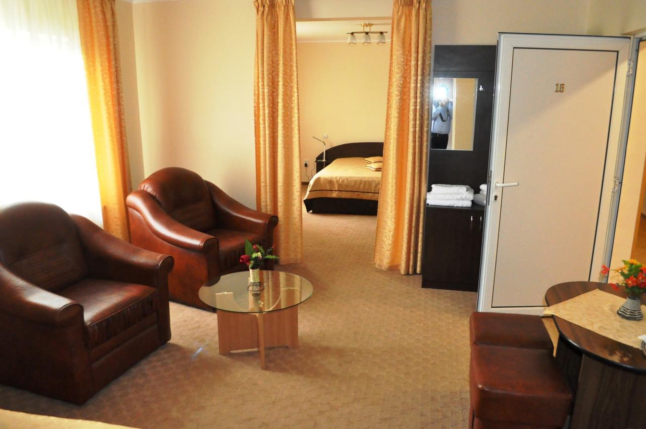 Hotel Andrei Cîmpia Turzii Exteriör bild
