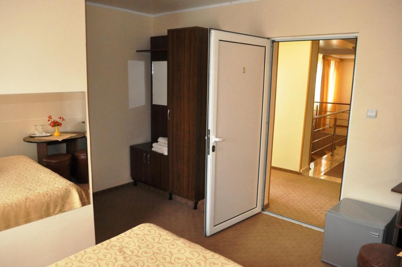 Hotel Andrei Cîmpia Turzii Exteriör bild
