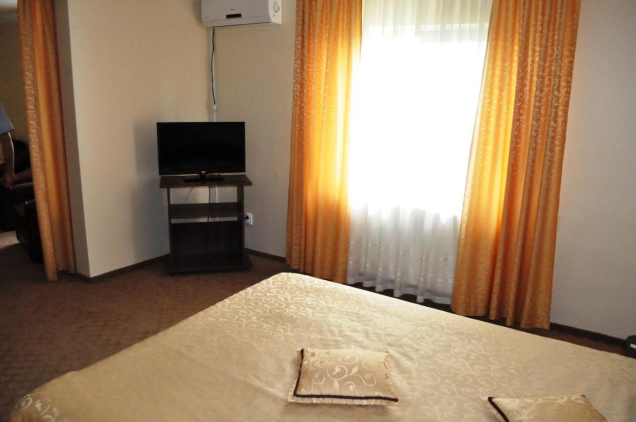 Hotel Andrei Cîmpia Turzii Exteriör bild